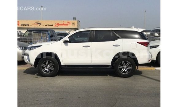 Nunua Imported Toyota Fortuner Nyeupe Gari ndani ya Import - Dubai nchini Harare Nunua Imported Toyota Fortuner Nyeupe Gari ndani ya Import - Dubai nchini Harare