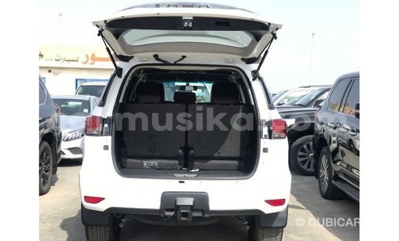 Nunua Imported Toyota Fortuner Nyeupe Gari ndani ya Import - Dubai nchini Harare Nunua Imported Toyota Fortuner Nyeupe Gari ndani ya Import - Dubai nchini Harare