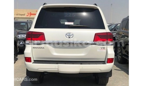 Tenga Imported Toyota Land Cruiser Chena Mota in Import - Dubai in Harare Tenga Imported Toyota Land Cruiser Chena Mota in Import - Dubai in Harare