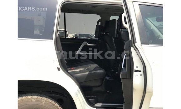 Tenga Imported Toyota Land Cruiser Chena Mota in Import - Dubai in Harare Tenga Imported Toyota Land Cruiser Chena Mota in Import - Dubai in Harare