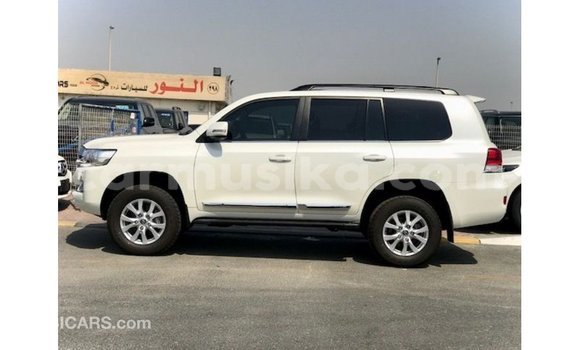 Tenga Imported Toyota Land Cruiser Chena Mota in Import - Dubai in Harare Tenga Imported Toyota Land Cruiser Chena Mota in Import - Dubai in Harare