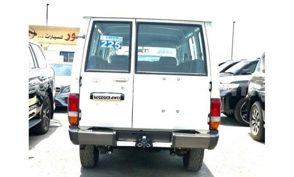 Tenga Imported Toyota Land Cruiser Chena Mota in Import - Dubai in Harare Tenga Imported Toyota Land Cruiser Chena Mota in Import - Dubai in Harare