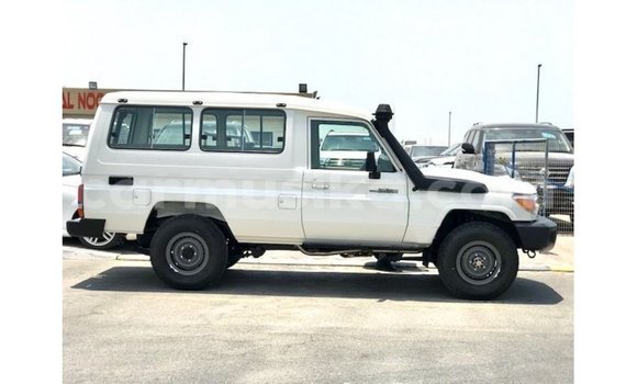 Tenga Imported Toyota Land Cruiser Chena Mota in Import - Dubai in Harare Tenga Imported Toyota Land Cruiser Chena Mota in Import - Dubai in Harare
