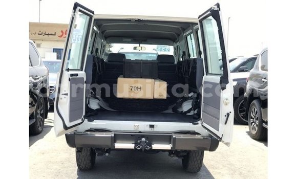 Tenga Imported Toyota Land Cruiser Chena Mota in Import - Dubai in Harare Tenga Imported Toyota Land Cruiser Chena Mota in Import - Dubai in Harare