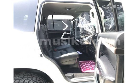 Nunua Imported Toyota Land Cruiser Nyeupe Gari ndani ya Import - Dubai nchini Harare Nunua Imported Toyota Land Cruiser Nyeupe Gari ndani ya Import - Dubai nchini Harare