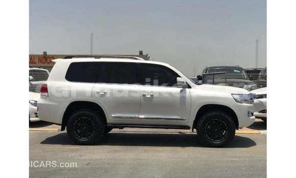 Nunua Imported Toyota Land Cruiser Nyeupe Gari ndani ya Import - Dubai nchini Harare Nunua Imported Toyota Land Cruiser Nyeupe Gari ndani ya Import - Dubai nchini Harare