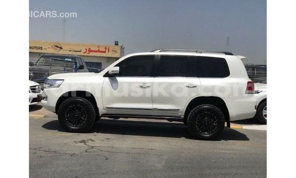 Nunua Imported Toyota Land Cruiser Nyeupe Gari ndani ya Import - Dubai nchini Harare Nunua Imported Toyota Land Cruiser Nyeupe Gari ndani ya Import - Dubai nchini Harare