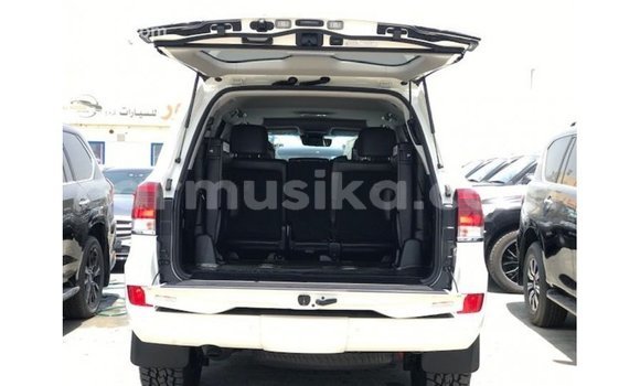 Nunua Imported Toyota Land Cruiser Nyeupe Gari ndani ya Import - Dubai nchini Harare Nunua Imported Toyota Land Cruiser Nyeupe Gari ndani ya Import - Dubai nchini Harare