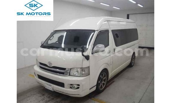 Tenga Imported Toyota Hiace Chena Mota in Import - Dubai in Harare