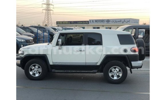 Buy Import Toyota FJ Cruiser White Car in Import - Dubai in Harare Buy Import Toyota FJ Cruiser White Car in Import - Dubai in Harare