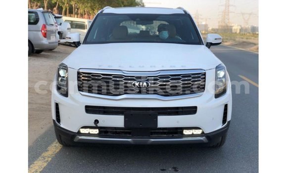 Nunua Imported Kia Carens Nyeupe Gari ndani ya Import - Dubai nchini Harare