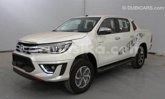 Acheter Import Voiture Toyota Hilux Blanc à Import - Dubai, Harare Acheter Import Voiture Toyota Hilux Blanc à Import - Dubai, Harare