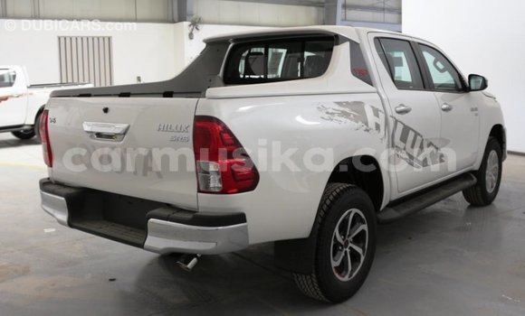 Acheter Import Voiture Toyota Hilux Blanc à Import - Dubai, Harare Acheter Import Voiture Toyota Hilux Blanc à Import - Dubai, Harare