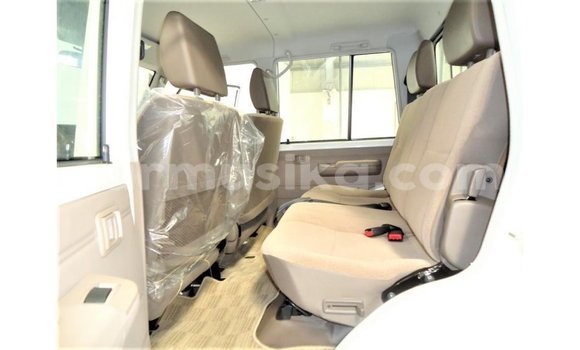 Acheter Import Voiture Toyota Land Cruiser Blanc à Import - Dubai, Harare Acheter Import Voiture Toyota Land Cruiser Blanc à Import - Dubai, Harare