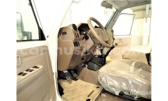 Acheter Import Voiture Toyota Land Cruiser Blanc à Import - Dubai, Harare Acheter Import Voiture Toyota Land Cruiser Blanc à Import - Dubai, Harare
