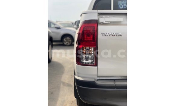 Acheter Import Voiture Toyota Hilux Blanc à Import - Dubai, Harare Acheter Import Voiture Toyota Hilux Blanc à Import - Dubai, Harare