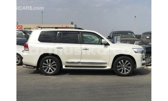 Tenga Imported Toyota Land Cruiser Chena Mota in Import - Dubai in Harare Tenga Imported Toyota Land Cruiser Chena Mota in Import - Dubai in Harare