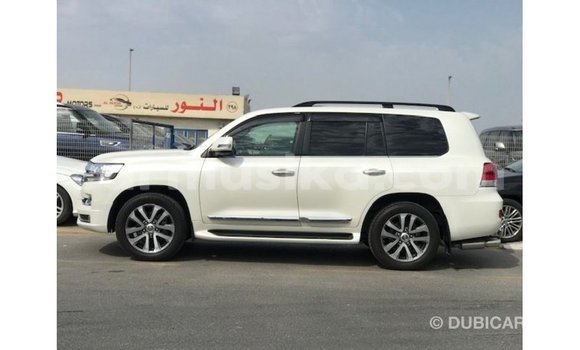 Tenga Imported Toyota Land Cruiser Chena Mota in Import - Dubai in Harare Tenga Imported Toyota Land Cruiser Chena Mota in Import - Dubai in Harare