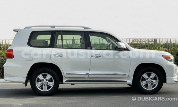 Acheter Import Voiture Toyota Land Cruiser Blanc à Import - Dubai, Harare Acheter Import Voiture Toyota Land Cruiser Blanc à Import - Dubai, Harare