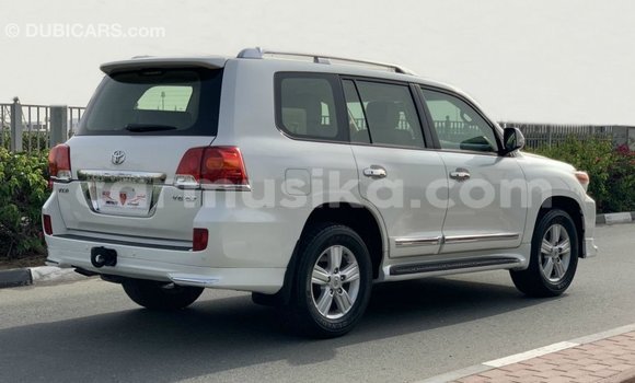 Acheter Import Voiture Toyota Land Cruiser Blanc à Import - Dubai, Harare Acheter Import Voiture Toyota Land Cruiser Blanc à Import - Dubai, Harare