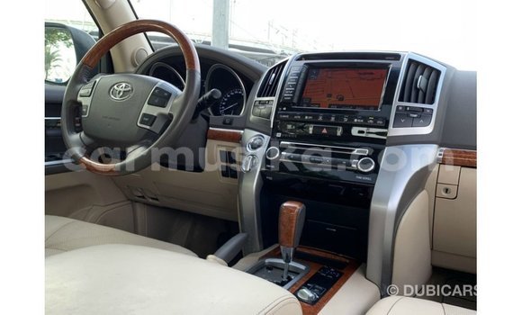 Acheter Import Voiture Toyota Land Cruiser Blanc à Import - Dubai, Harare Acheter Import Voiture Toyota Land Cruiser Blanc à Import - Dubai, Harare