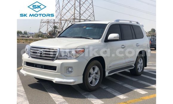 Tenga Imported Toyota Land Cruiser Chena Mota in Import - Dubai in Harare