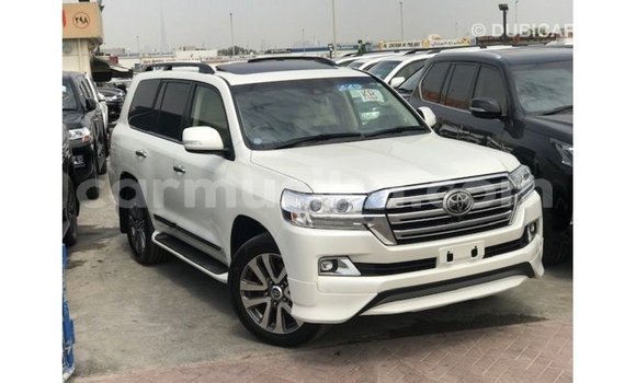 Nunua Imported Toyota Land Cruiser Nyeupe Gari ndani ya Import - Dubai nchini Harare Nunua Imported Toyota Land Cruiser Nyeupe Gari ndani ya Import - Dubai nchini Harare