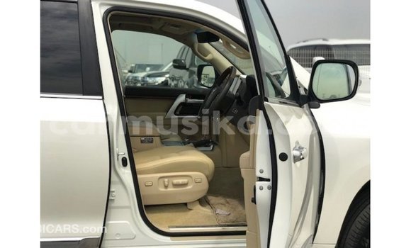Nunua Imported Toyota Land Cruiser Nyeupe Gari ndani ya Import - Dubai nchini Harare Nunua Imported Toyota Land Cruiser Nyeupe Gari ndani ya Import - Dubai nchini Harare