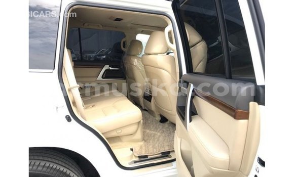 Nunua Imported Toyota Land Cruiser Nyeupe Gari ndani ya Import - Dubai nchini Harare Nunua Imported Toyota Land Cruiser Nyeupe Gari ndani ya Import - Dubai nchini Harare