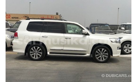 Nunua Imported Toyota Land Cruiser Nyeupe Gari ndani ya Import - Dubai nchini Harare Nunua Imported Toyota Land Cruiser Nyeupe Gari ndani ya Import - Dubai nchini Harare