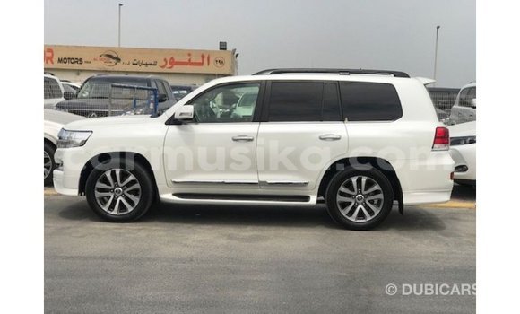 Nunua Imported Toyota Land Cruiser Nyeupe Gari ndani ya Import - Dubai nchini Harare Nunua Imported Toyota Land Cruiser Nyeupe Gari ndani ya Import - Dubai nchini Harare