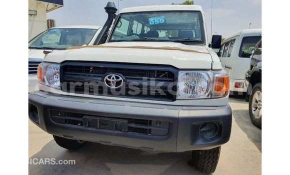 Tenga Imported Toyota Land Cruiser Chena Mota in Import - Dubai in Harare Tenga Imported Toyota Land Cruiser Chena Mota in Import - Dubai in Harare