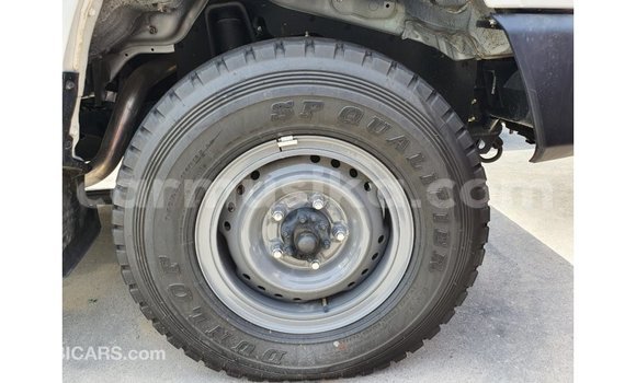 Tenga Imported Toyota Land Cruiser Chena Mota in Import - Dubai in Harare Tenga Imported Toyota Land Cruiser Chena Mota in Import - Dubai in Harare