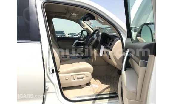 Nunua Imported Toyota Land Cruiser Nyeupe Gari ndani ya Import - Dubai nchini Harare Nunua Imported Toyota Land Cruiser Nyeupe Gari ndani ya Import - Dubai nchini Harare