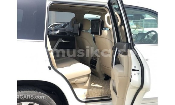 Nunua Imported Toyota Land Cruiser Nyeupe Gari ndani ya Import - Dubai nchini Harare Nunua Imported Toyota Land Cruiser Nyeupe Gari ndani ya Import - Dubai nchini Harare