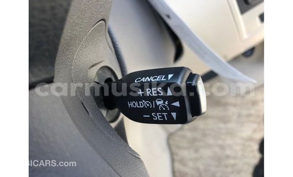 Nunua Imported Toyota Land Cruiser Nyeupe Gari ndani ya Import - Dubai nchini Harare Nunua Imported Toyota Land Cruiser Nyeupe Gari ndani ya Import - Dubai nchini Harare