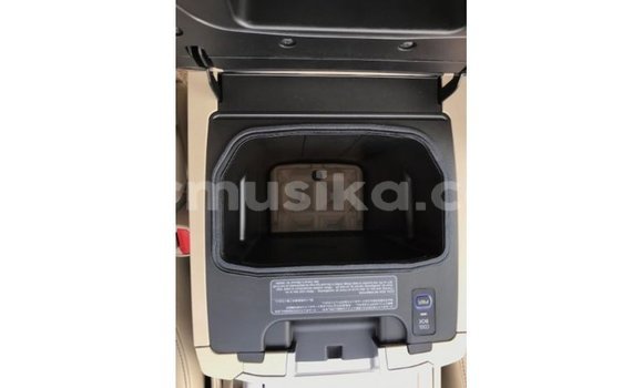 Nunua Imported Toyota Land Cruiser Nyeupe Gari ndani ya Import - Dubai nchini Harare Nunua Imported Toyota Land Cruiser Nyeupe Gari ndani ya Import - Dubai nchini Harare