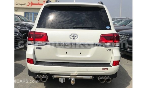 Nunua Imported Toyota Land Cruiser Nyeupe Gari ndani ya Import - Dubai nchini Harare Nunua Imported Toyota Land Cruiser Nyeupe Gari ndani ya Import - Dubai nchini Harare