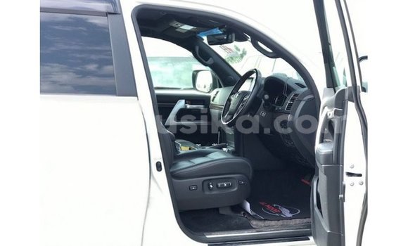 Nunua Imported Toyota Land Cruiser Nyeupe Gari ndani ya Import - Dubai nchini Harare Nunua Imported Toyota Land Cruiser Nyeupe Gari ndani ya Import - Dubai nchini Harare