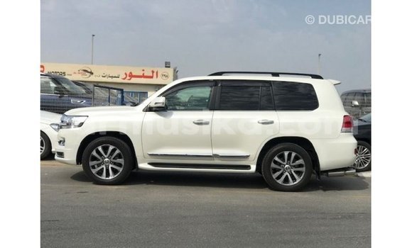 Nunua Imported Toyota Land Cruiser Nyeupe Gari ndani ya Import - Dubai nchini Harare Nunua Imported Toyota Land Cruiser Nyeupe Gari ndani ya Import - Dubai nchini Harare