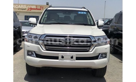 Nunua Imported Toyota Land Cruiser Nyeupe Gari ndani ya Import - Dubai nchini Harare Nunua Imported Toyota Land Cruiser Nyeupe Gari ndani ya Import - Dubai nchini Harare