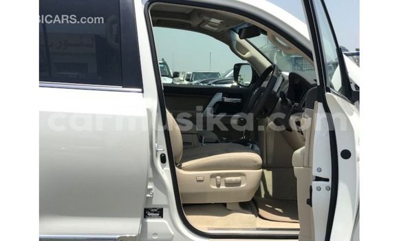 Nunua Imported Toyota Land Cruiser Nyeupe Gari ndani ya Import - Dubai nchini Harare Nunua Imported Toyota Land Cruiser Nyeupe Gari ndani ya Import - Dubai nchini Harare