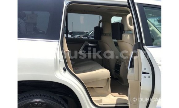 Nunua Imported Toyota Land Cruiser Nyeupe Gari ndani ya Import - Dubai nchini Harare Nunua Imported Toyota Land Cruiser Nyeupe Gari ndani ya Import - Dubai nchini Harare
