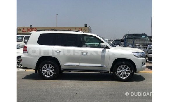 Nunua Imported Toyota Land Cruiser Nyeupe Gari ndani ya Import - Dubai nchini Harare Nunua Imported Toyota Land Cruiser Nyeupe Gari ndani ya Import - Dubai nchini Harare