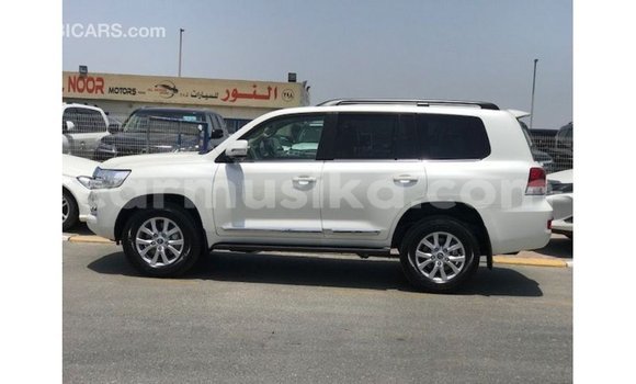 Nunua Imported Toyota Land Cruiser Nyeupe Gari ndani ya Import - Dubai nchini Harare Nunua Imported Toyota Land Cruiser Nyeupe Gari ndani ya Import - Dubai nchini Harare