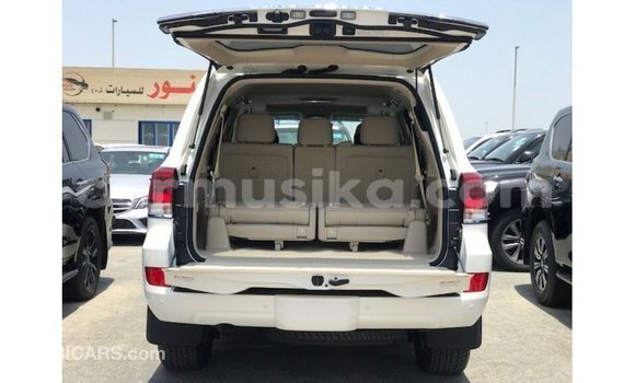 Nunua Imported Toyota Land Cruiser Nyeupe Gari ndani ya Import - Dubai nchini Harare Nunua Imported Toyota Land Cruiser Nyeupe Gari ndani ya Import - Dubai nchini Harare