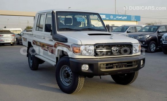 Tenga Imported Toyota Land Cruiser Chena Mota in Import - Dubai in Harare Tenga Imported Toyota Land Cruiser Chena Mota in Import - Dubai in Harare