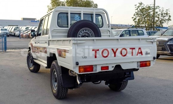 Tenga Imported Toyota Land Cruiser Chena Mota in Import - Dubai in Harare Tenga Imported Toyota Land Cruiser Chena Mota in Import - Dubai in Harare