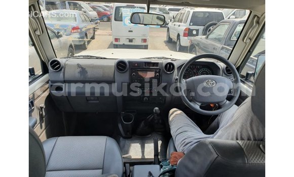 Tenga Imported Toyota Land Cruiser Chena Mota in Import - Dubai in Harare Tenga Imported Toyota Land Cruiser Chena Mota in Import - Dubai in Harare