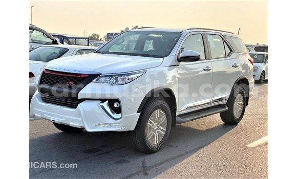 Acheter Import Voiture Toyota Fortuner Blanc à Import - Dubai, Harare Acheter Import Voiture Toyota Fortuner Blanc à Import - Dubai, Harare